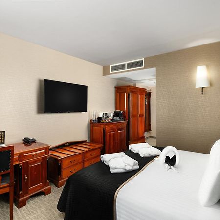 Hotel Divinus Debrecen Exterior photo A room at the hotel