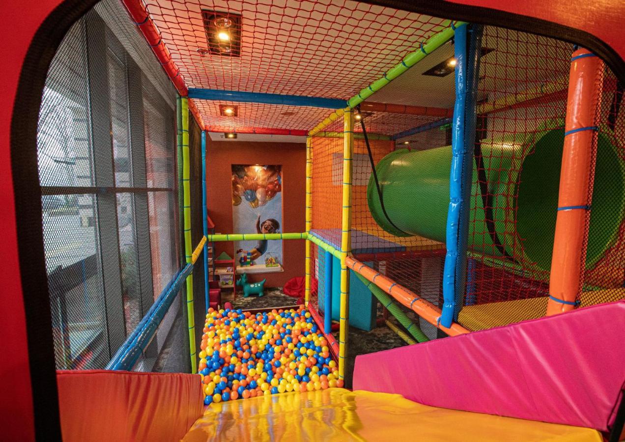 Hotel Divinus Debrecen Exterior photo An indoor playground in the United States