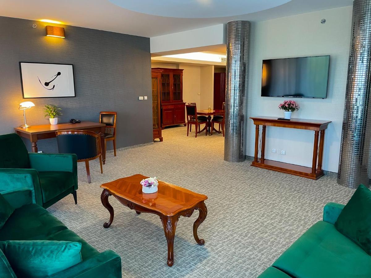Hotel Divinus Debrecen Exterior photo Suite at the hotel