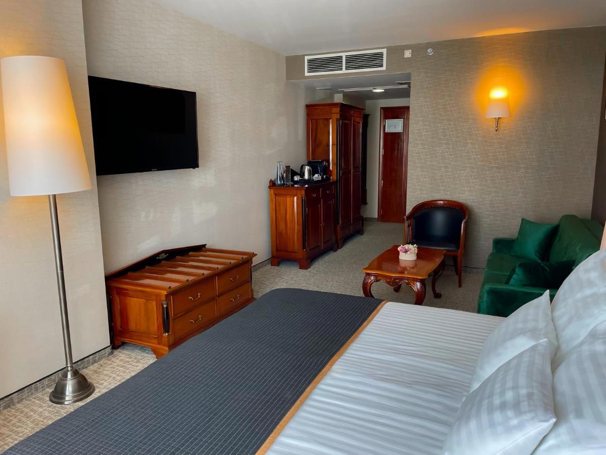 Hotel Divinus Debrecen Exterior photo A room at the hotel