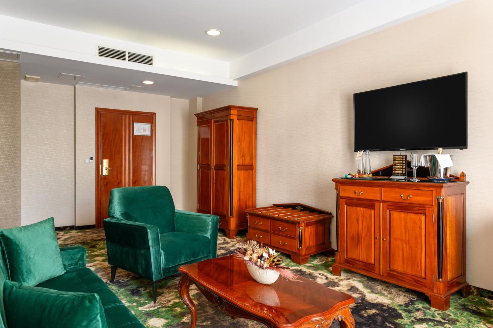 Hotel Divinus Debrecen Exterior photo Suite