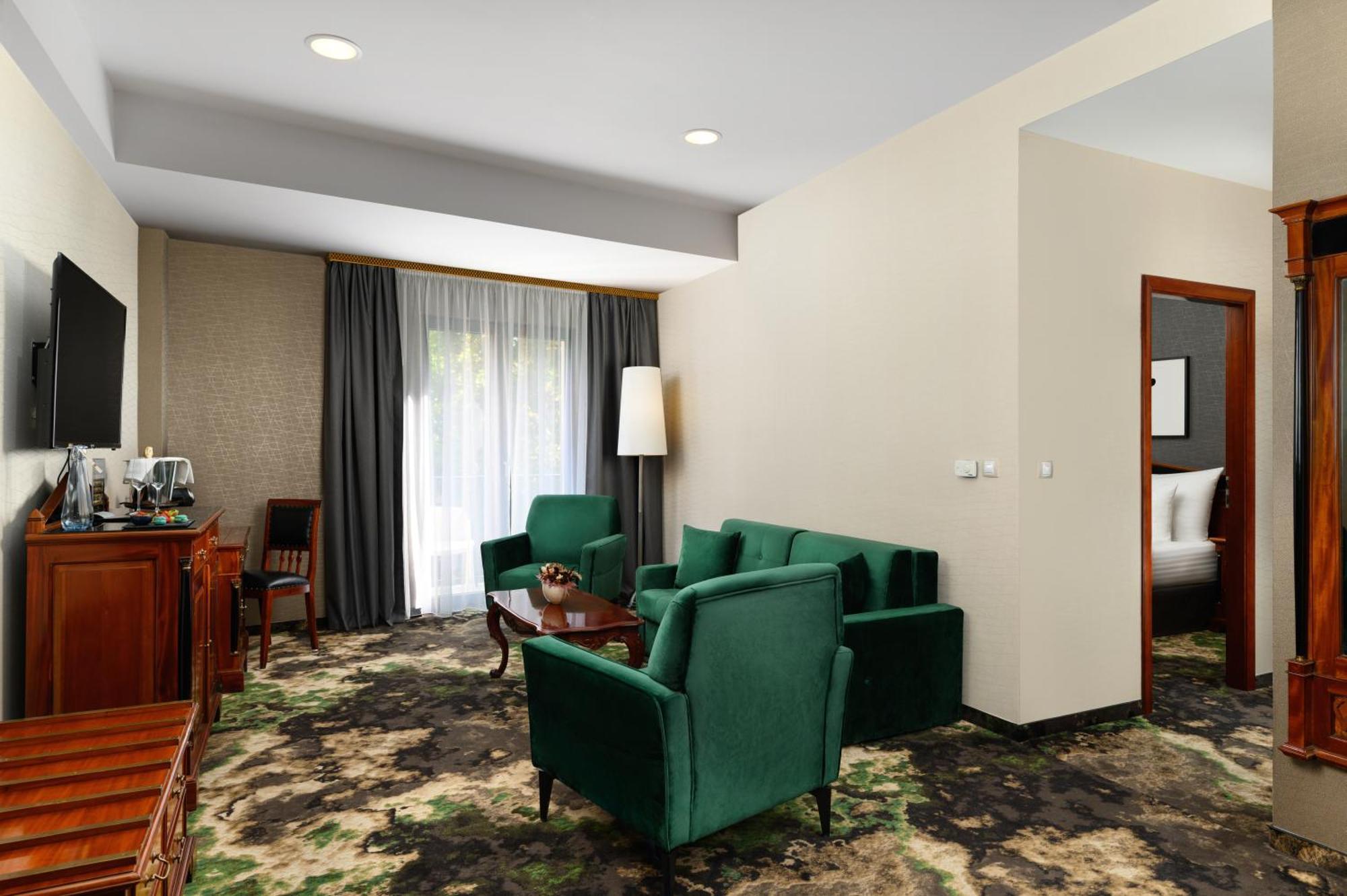 Hotel Divinus Debrecen Exterior photo Suite