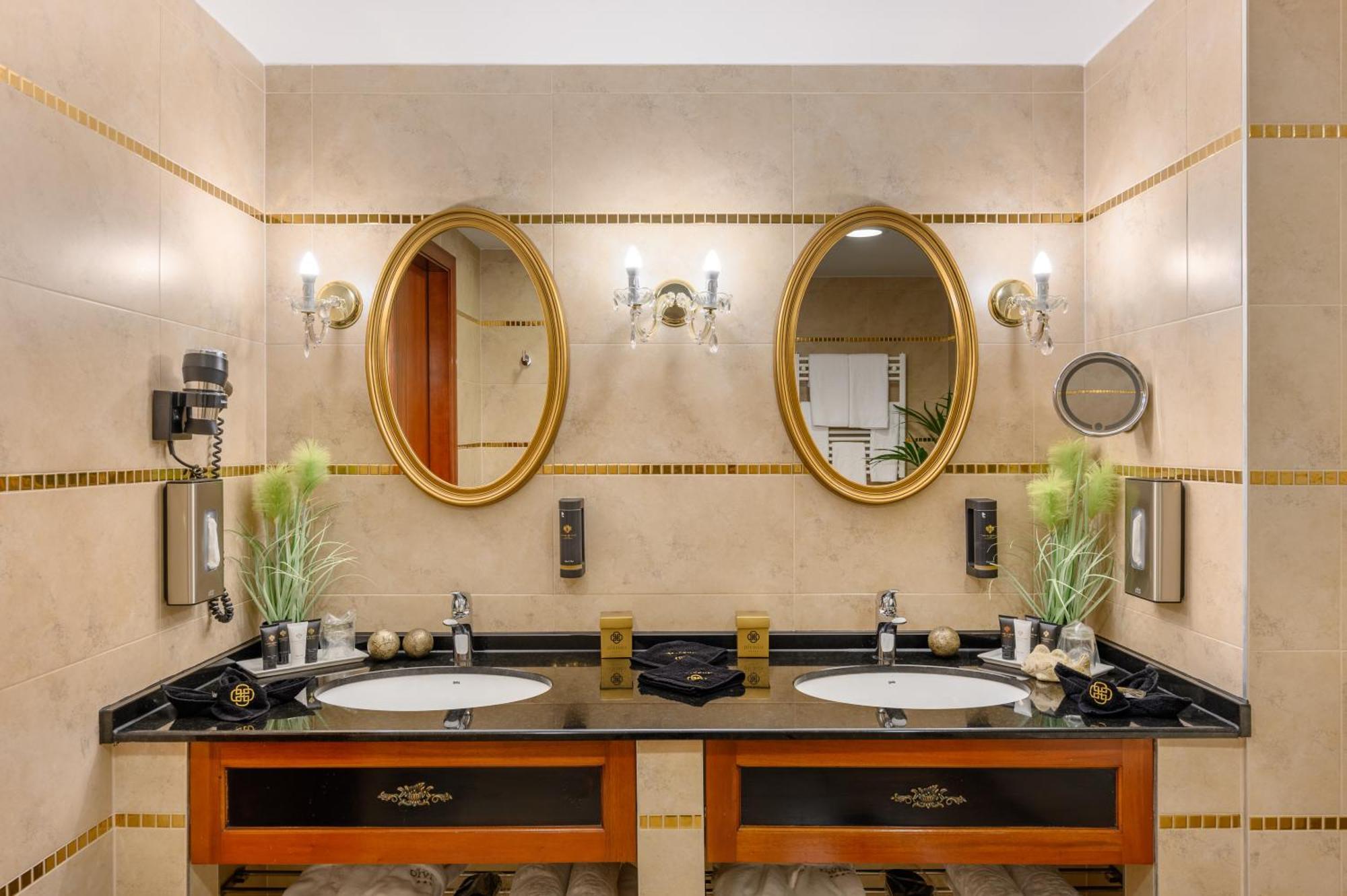 Hotel Divinus Debrecen Exterior photo Bathroom