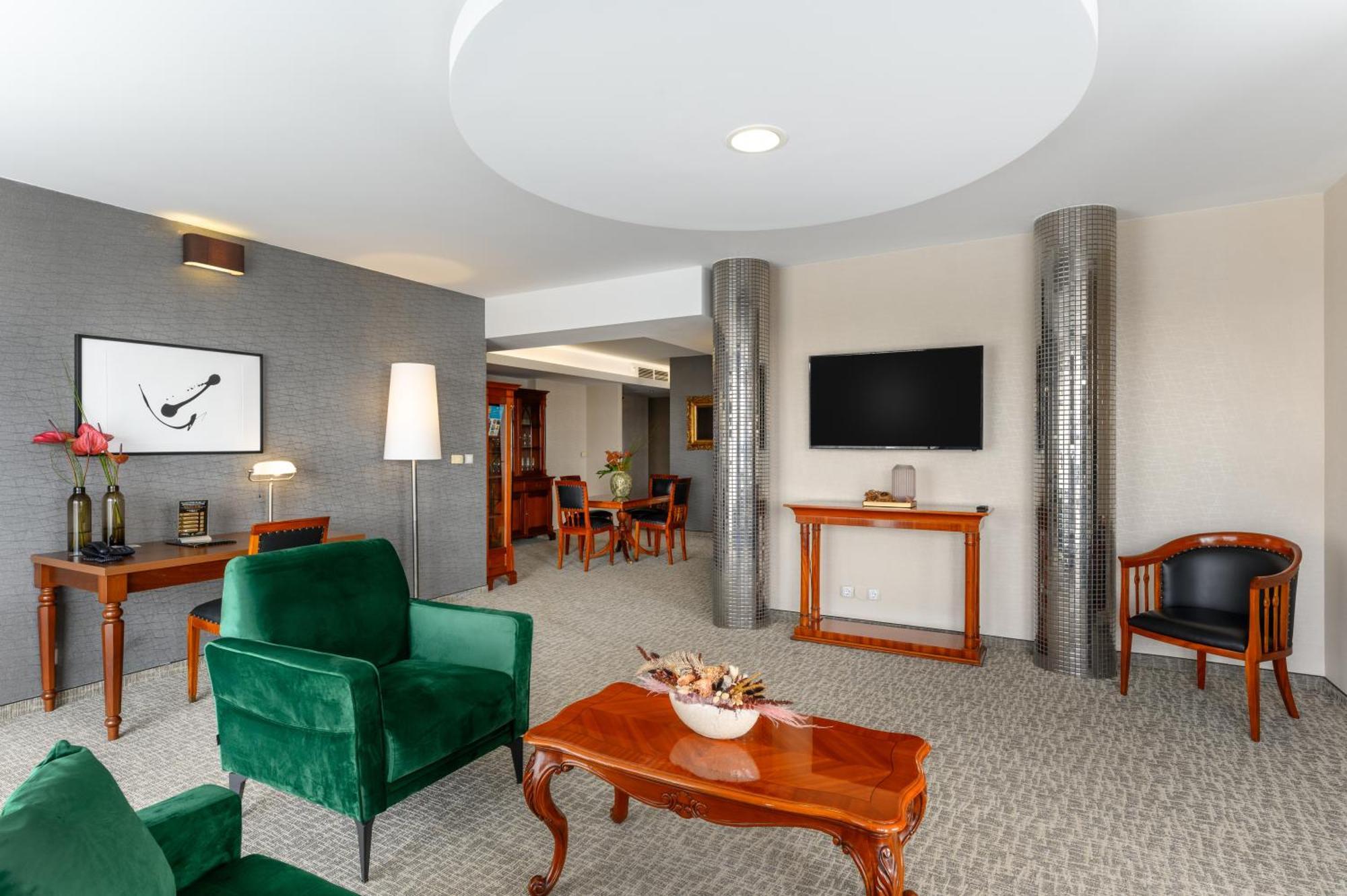 Hotel Divinus Debrecen Exterior photo Suite