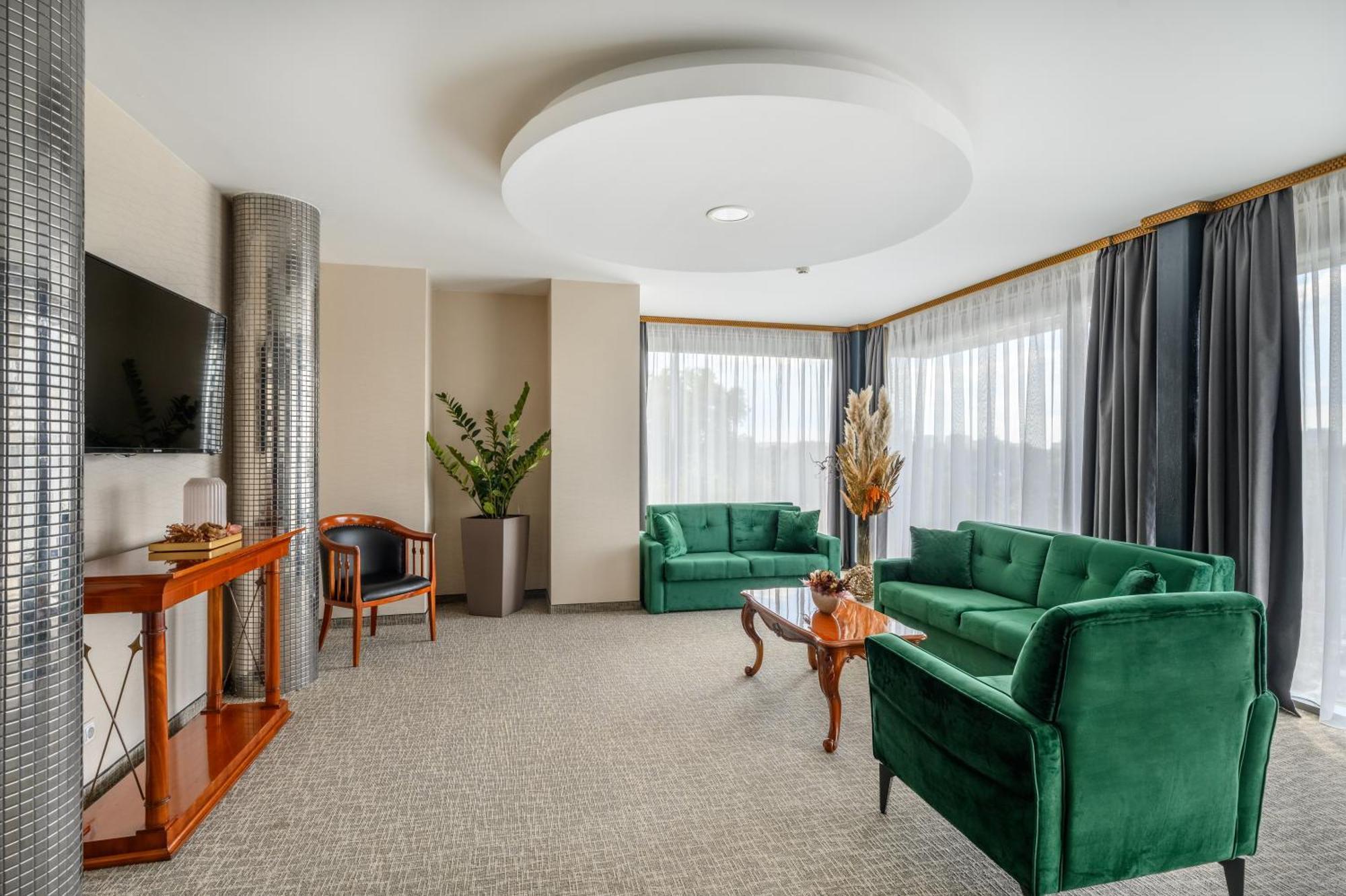 Hotel Divinus Debrecen Exterior photo Suite