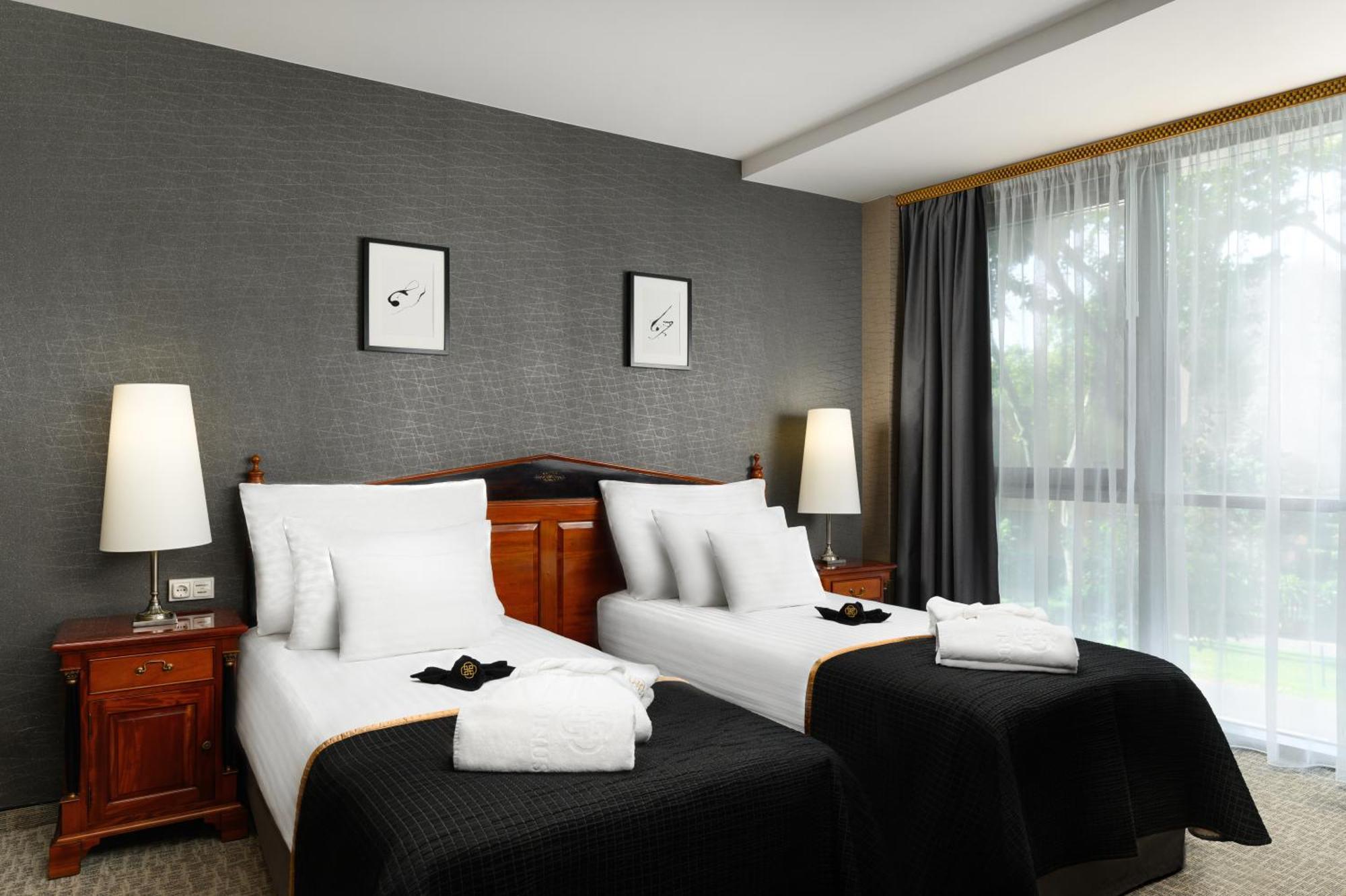 Hotel Divinus Debrecen Exterior photo A bedroom