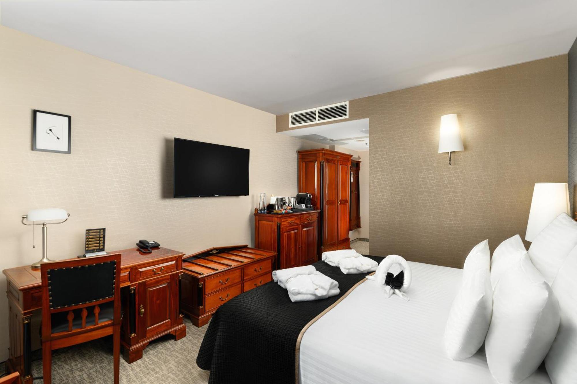 Hotel Divinus Debrecen Exterior photo A room at the hotel