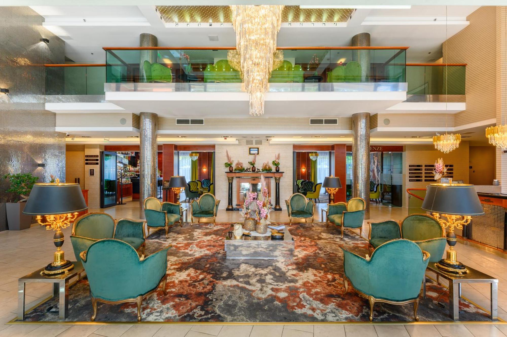 Hotel Divinus Debrecen Exterior photo Lobby