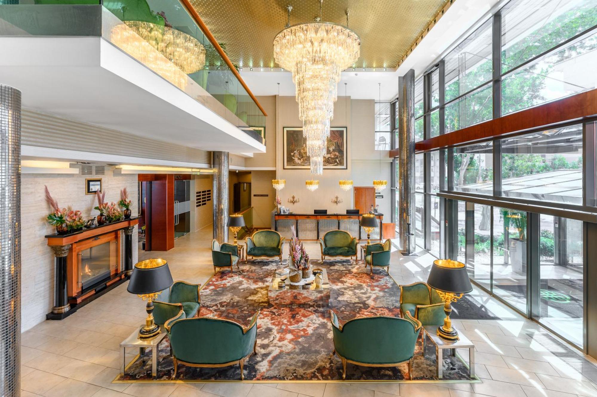 Hotel Divinus Debrecen Exterior photo The lobby of the hotel