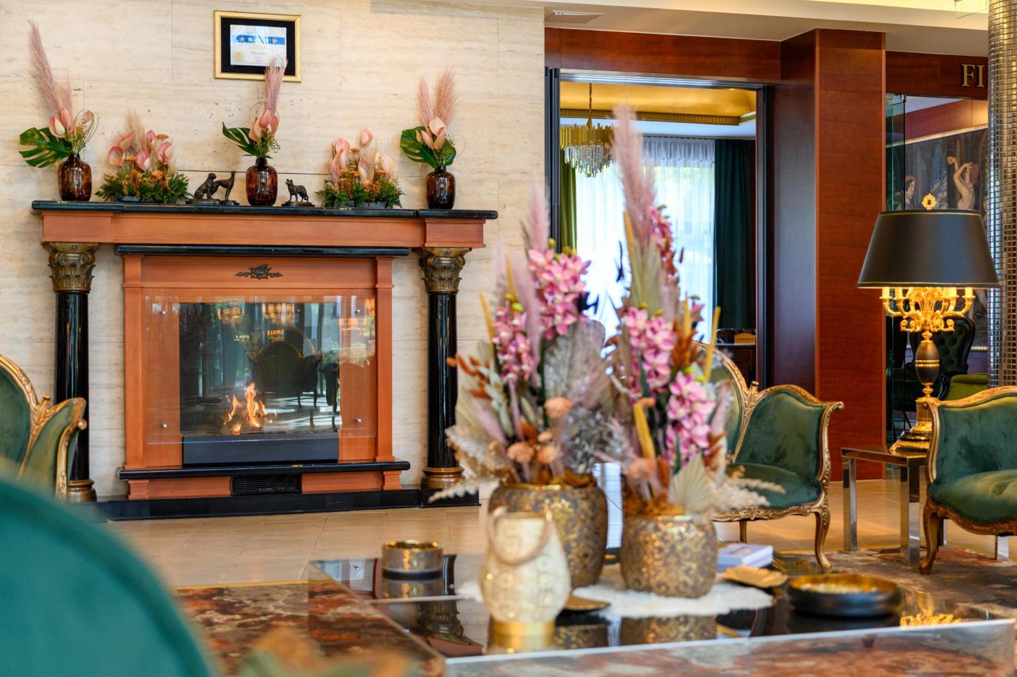 Hotel Divinus Debrecen Exterior photo Lobby