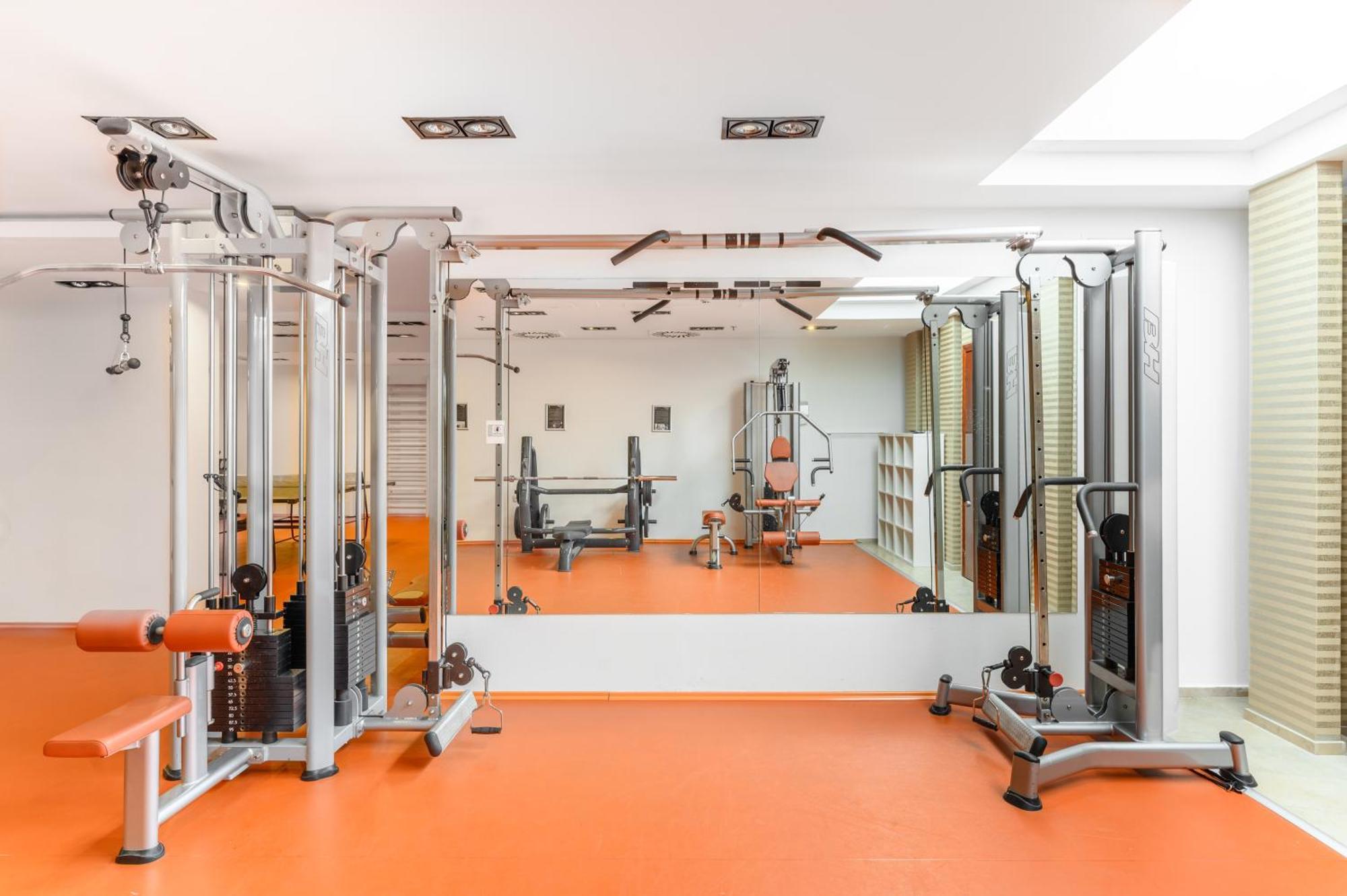 Hotel Divinus Debrecen Exterior photo A gym in a hotel