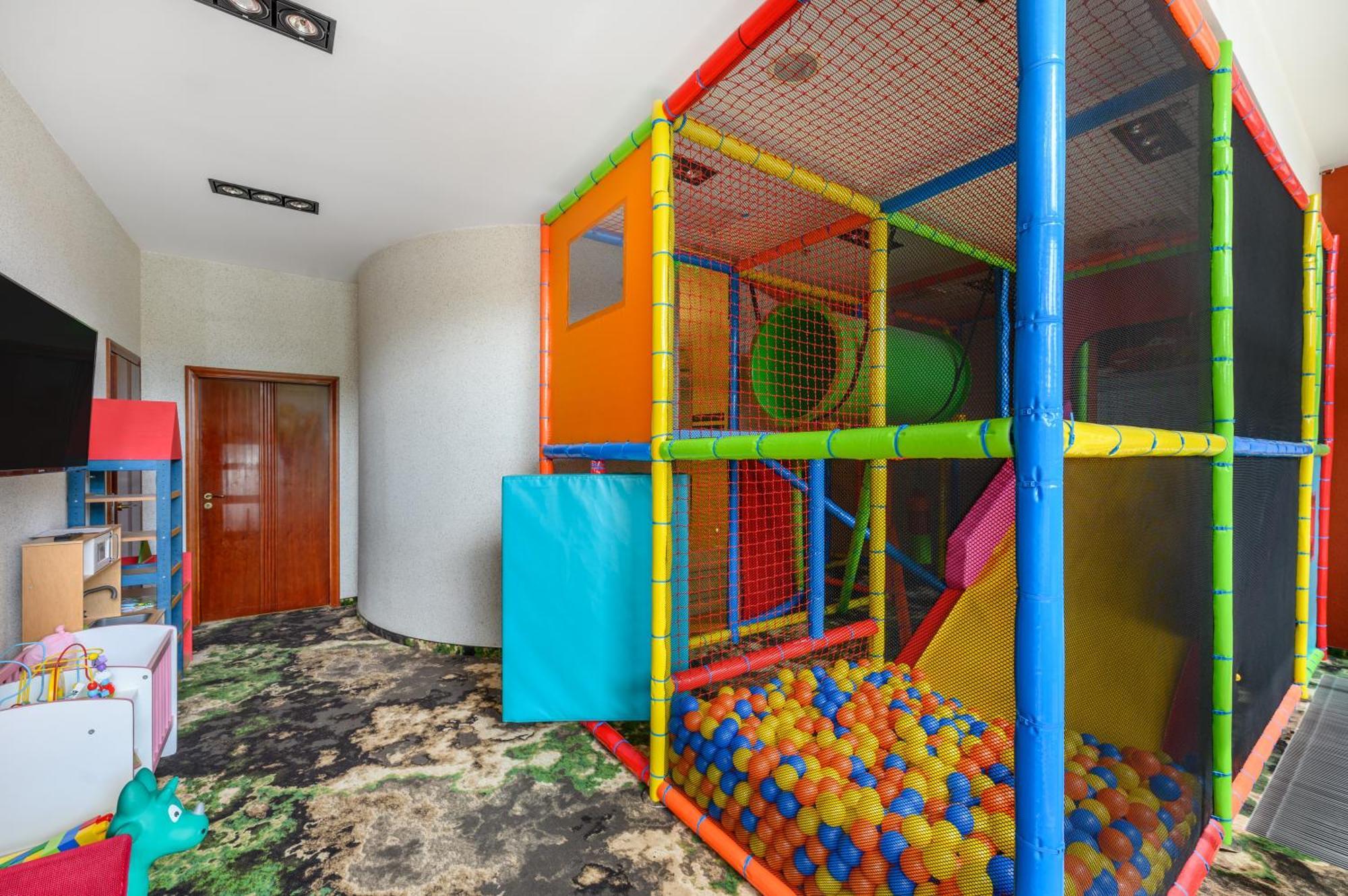 Hotel Divinus Debrecen Exterior photo An indoor playground in Poland