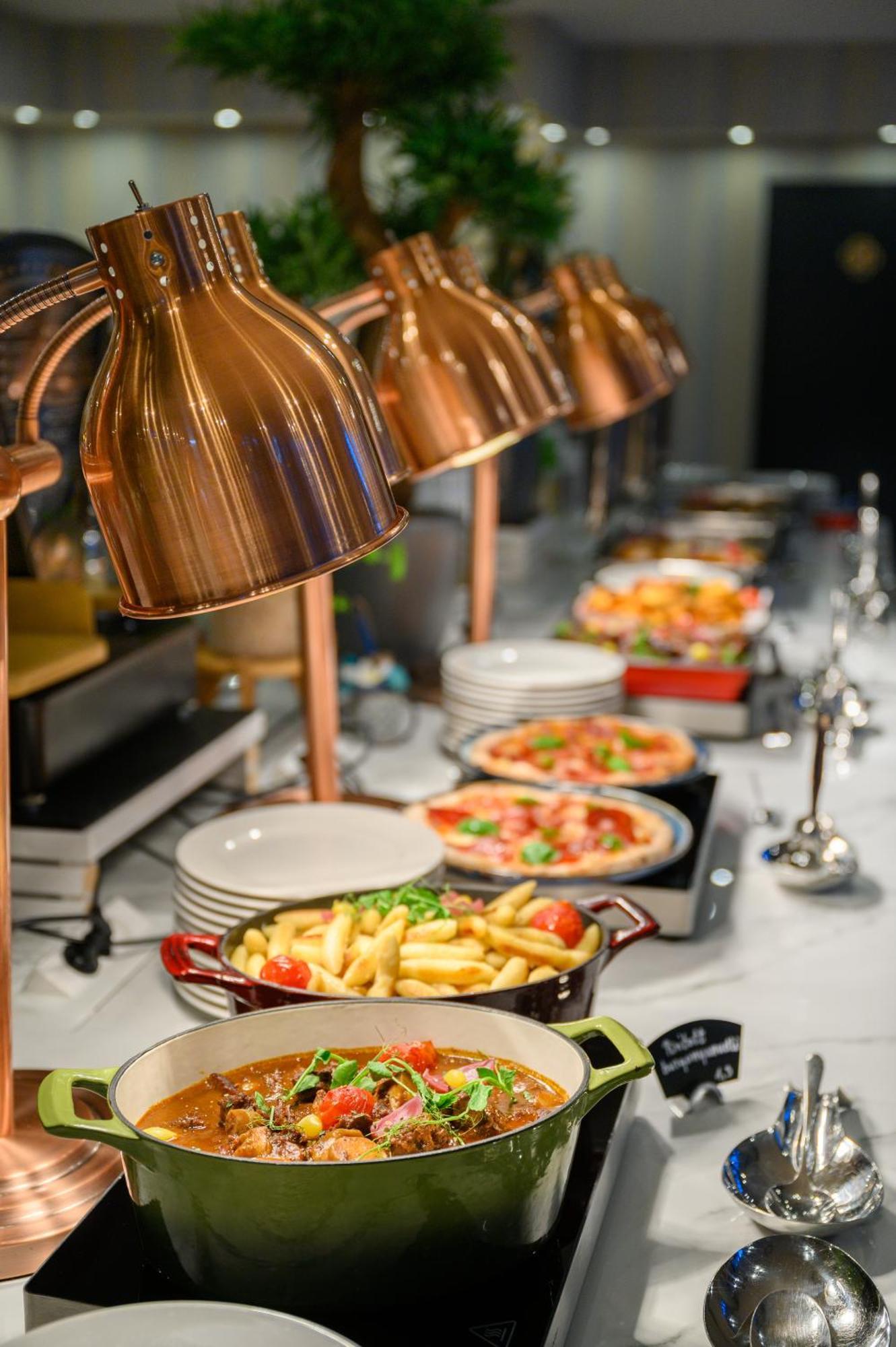 Hotel Divinus Debrecen Exterior photo A chafing dish
