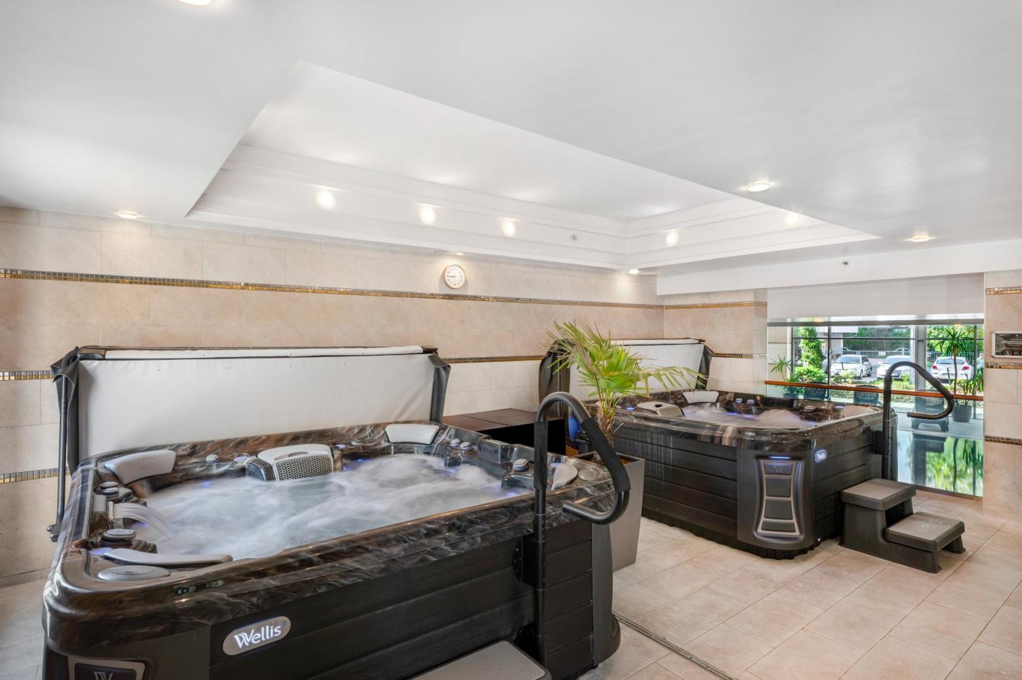 Hotel Divinus Debrecen Exterior photo A hot tub in a spa