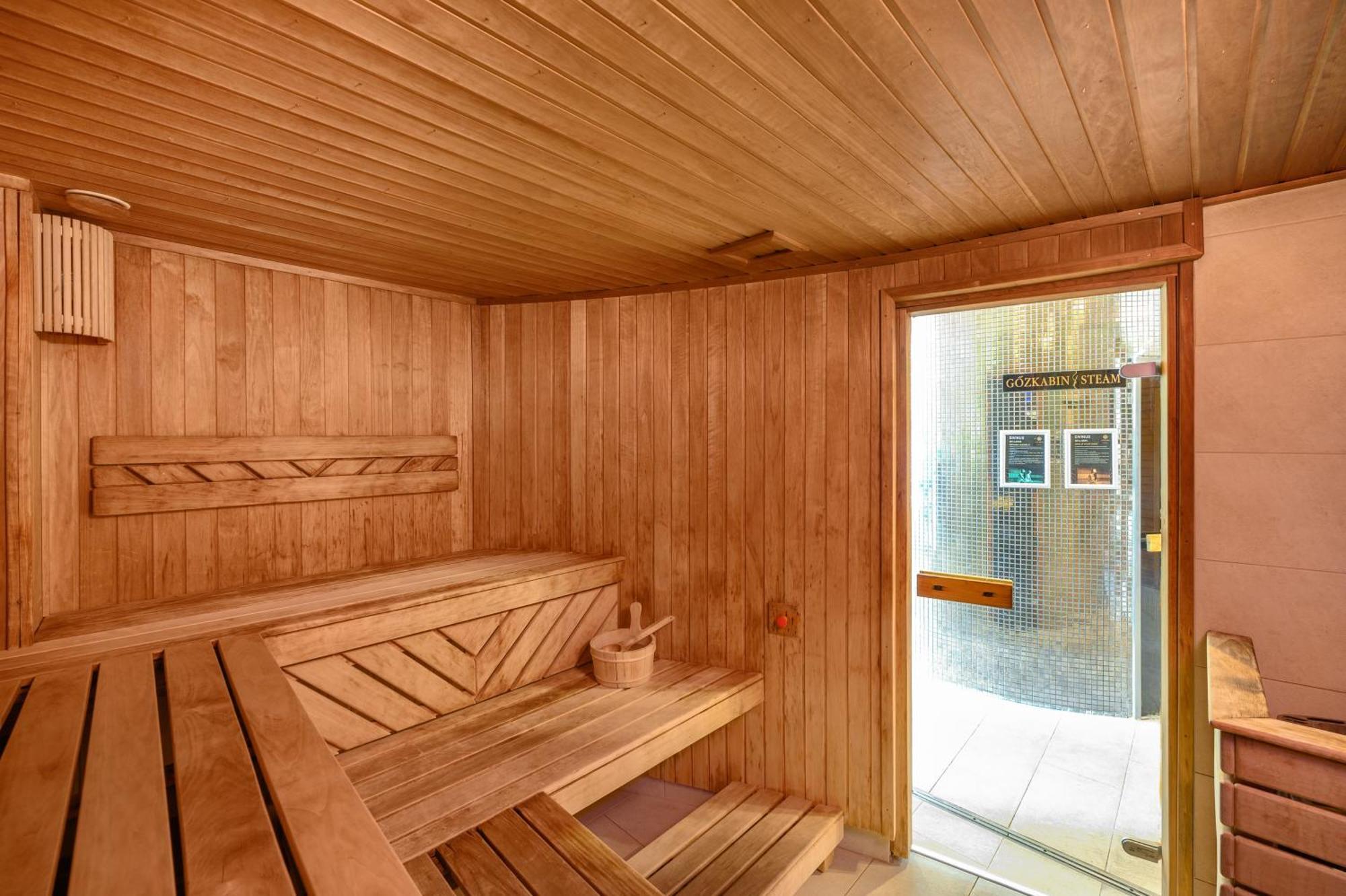 Hotel Divinus Debrecen Exterior photo A Finnish sauna