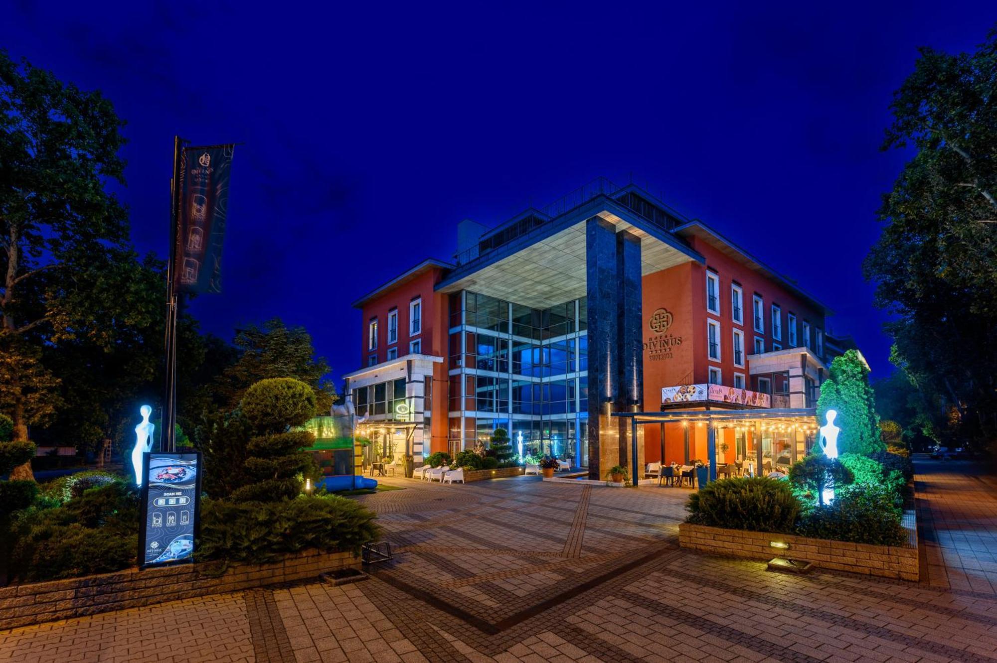 Hotel Divinus Debrecen Exterior photo The main entrance of the hotel