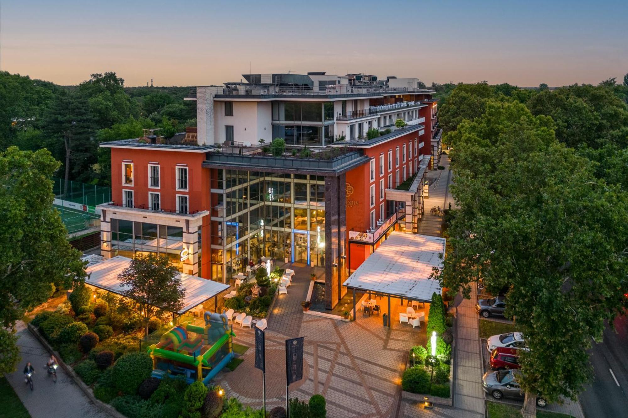 Hotel Divinus Debrecen Exterior photo The Village